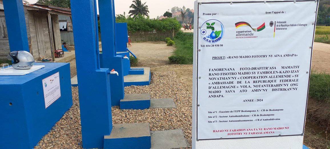 Habitants puisant de l'eau potable au point d'eau aménagé